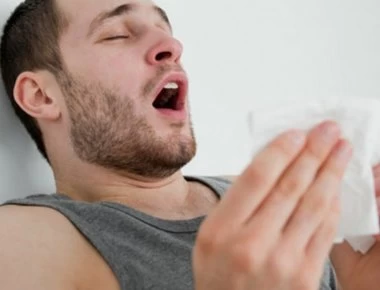 Φτέρνισμα: Τι σας συμβαίνει όταν το «κρατάτε»